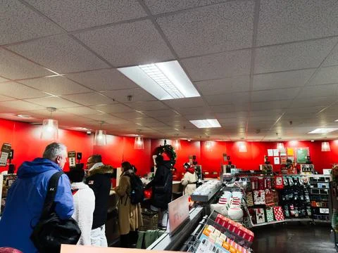 Busy Christmas shoppers queue at checkout in a Manchester store with festiv.. 스톡 사진