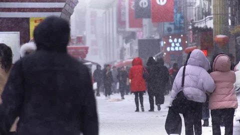 Busy commuters on their way to work in Snowfall. China, Shenyang 스톡 동영상 84390778