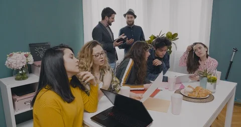 Busy creative office . Diverse crowd of young people have discussion Video stock 122212735