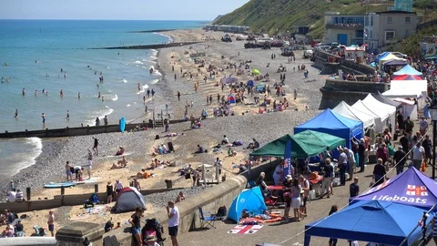 Busy Cromer beach and seafront during a hot summer. Stock-Footage 93092706