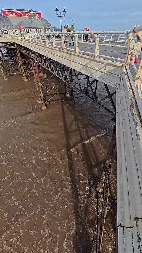 A busy Cromer pier time lapse Video stock 329433212