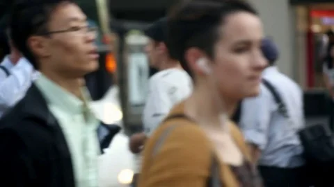 Busy crowded crosswalk people crossing street fast Midtown Manhattan 5th ave NYC Stock Footage