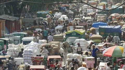 Busy crowded streets of bazaar in New Delhi, India Видео 71504834