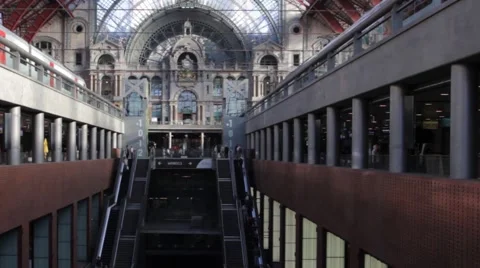Busy day in the Antwerp central train statoin Stock-Footage 67674012