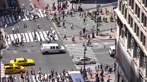 Busy downtown New York intersection with people crossing street aerial view 4k 库存影片 64541546