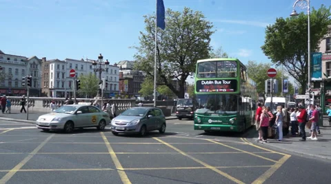 Busy Dublin traffic junction 스톡 동영상 32703175