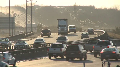 Busy highway at sunset during rush hour in Fort Worth Vidéo 104422942