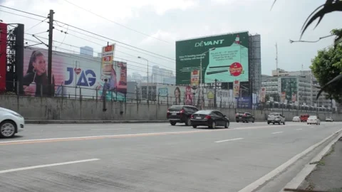 Busy Highway with Train in background Vídeo Stock 156101640