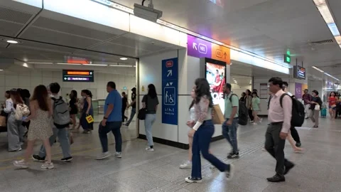 A busy interior scene of the Mass Rapid Transit (MRT) station in Singapore 스톡 동영상 335527748