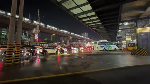 Busy Intersection and Rain at Night, Mandaluyong 4K 60fps Video stock 338350505