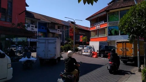 Busy intersection in Bali 스톡 동영상 127333765