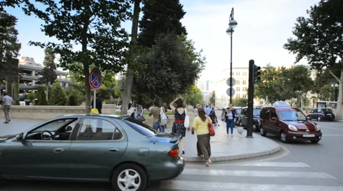Busy intersection in the city center Stockbeeldmateriaal 63067736