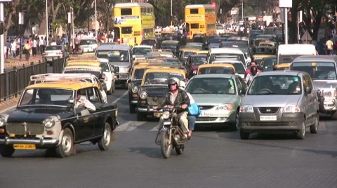 Busy intersection, heavy traffic, Mumbai, India, world cities Vídeos de archivo 7729823