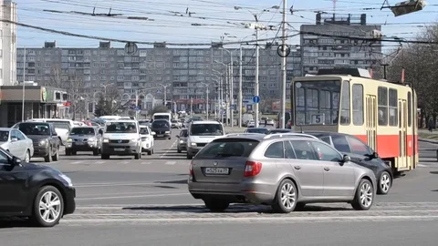 Busy intersection of Leninsky prospect Shevchenko street in Kaliningrad Vídeo Stock 73868588