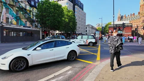 Busy intersection in the middle of London on a sunny summer day in the United Stockbeeldmateriaal 341229579