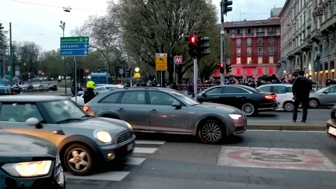 Busy intersection in milan Video stock 151534557