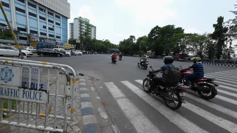Busy Intersection with Motorbikes and Traffic in Kolkata Video stock 312912557