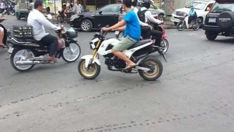 Busy Intersection in Phenom Phen, Cambodia Vídeo Stock 84669109