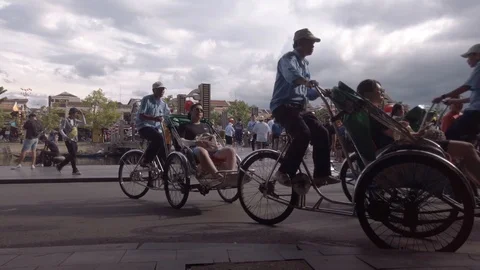 Busy Intersection with Rickshaw Bicycle Taxi. Video stock 114102630