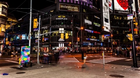 Busy intersection at Yonge and Dundas Square at night in downtown Toronto Vídeo Stock 119134488