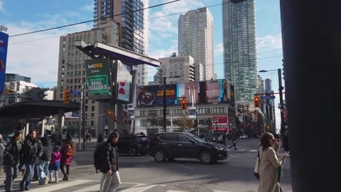 The busy intersection of Yonge Street and Yonge Dundas in Downtown Toronto. 動画素材 323094932