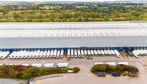 Busy logistics facility with trucks lined up Foto stock