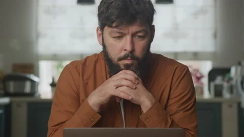 Busy man reading on a computer laptop screen Stockbeeldmateriaal 199247824