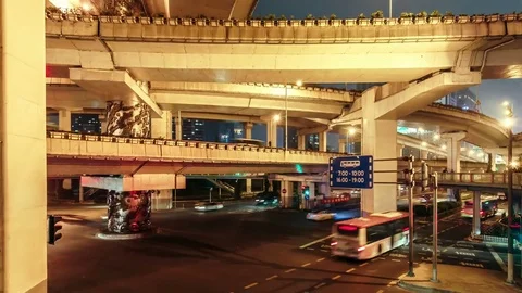Busy modern highway intersection in Shanghai, China, at night. Vídeos de archivo 82340411