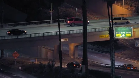 Busy multi-level intersection at night Vidéo 76261195