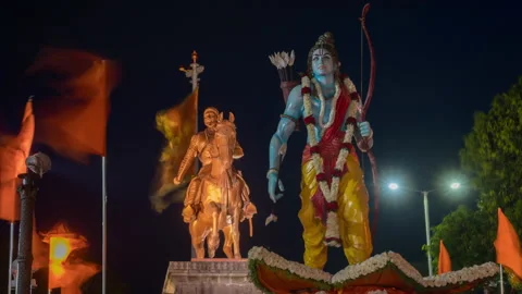 Busy Night Traffic Time Lapse, Chatrapati Shivaji Maharaj and Ram Statue Vidéo 138762877