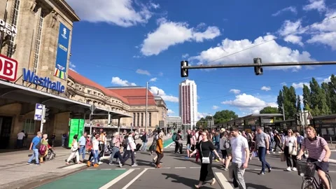 Busy pedestrian crossing at Leipzig Central Station on sunny afternoon 库存影片 338098664