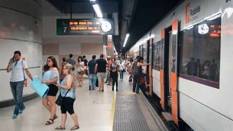 Busy platform in Barcelona underground. Stock Footage 93737189