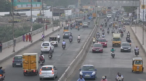 Busy road in Chennai, India Vidéo 48771995