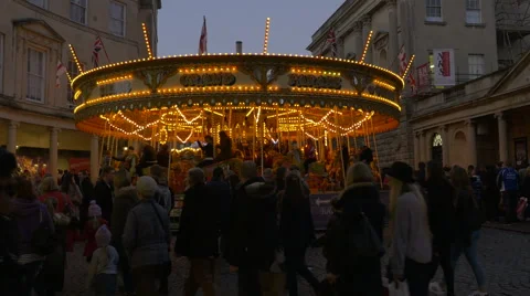 Busy shoppers with Carousel in background Vídeo Stock 44515251