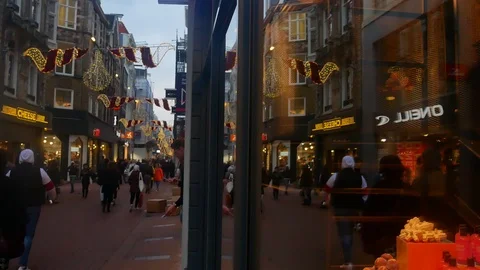 Busy shopping street in window reflection  Amsterdam / Netherlands 動画素材 102801649