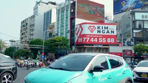 Busy street intersection in Ho Chi Minh City, Vietnam featuring significant Vidéo 334581429