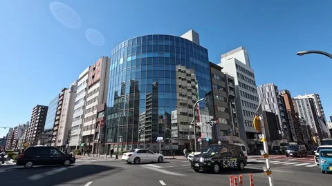 Busy street of modern Architecture at an intersection in Ginza against a blue Vidéo 307588628