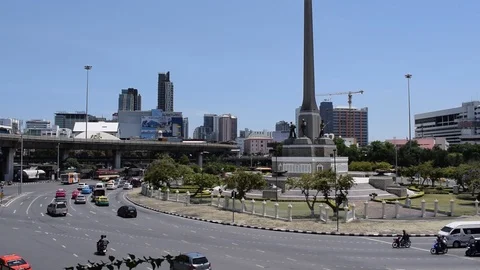Busy Traffic and Sky Train Around Famous Victory Monument Statue Video stock 89844091