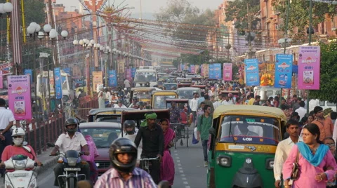 Busy traffic in a commercial street in Jaipur, India Stock Footage