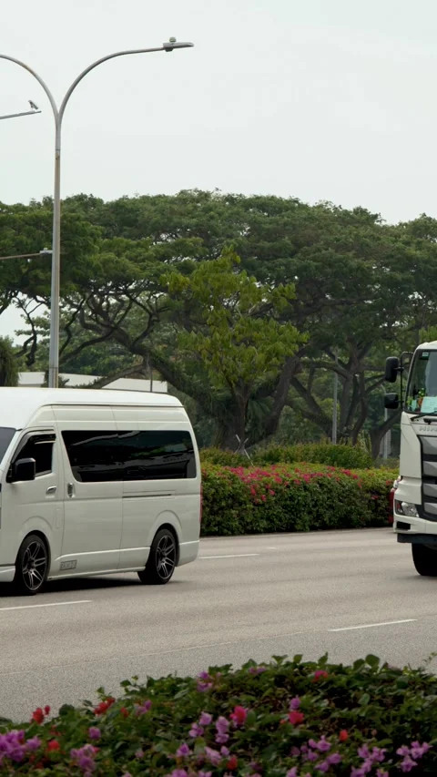 Busy Traffic Flow on a Multi-Lane Urban Road in Singapore Vídeo Stock 328492889