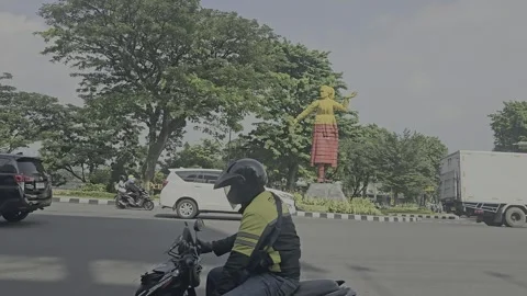 Busy traffic in front of the Semarangan dancer park Stock Footage 295929979