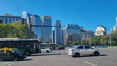 Busy traffic at the intersection of Avenida del Libertador in Buenos Aires Stockbeeldmateriaal 340948093