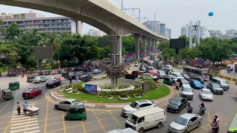 Busy traffic intersection at Kawran Bazar in Dhaka, Bangladesh rush hour 스톡 동영상 346512871