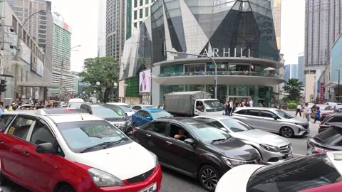 Busy traffic at the intersection outside Starhill Gallery Stockbeeldmateriaal 340821093