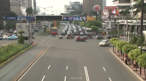 Busy traffic junction. Stop -go + cross traffic. Stock Footage 43149418