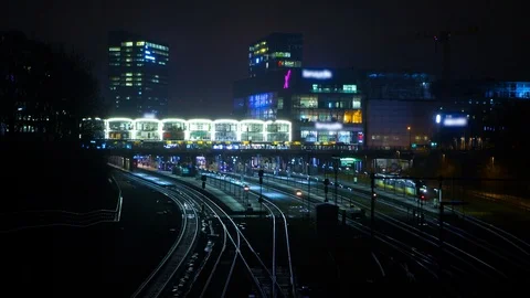 Busy train station at night 스톡 동영상 91508634