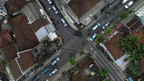 Busy Ubud Four Way Intersection with Cars and Scooters 動画素材 95262717