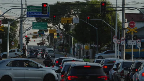 Busy Urban Intersection with Heavy Traffic and Red Traffic Lights Vídeos de archivo 340300353