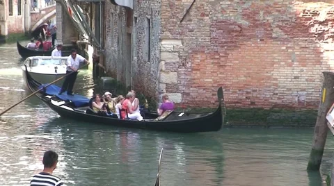 Busy Venice Canal Turn 스톡 동영상 1039409