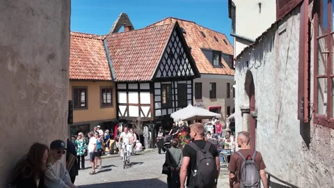 Busy Visby Square with Half-Timbered House and Visitors, Sweden Vidéo 347671236